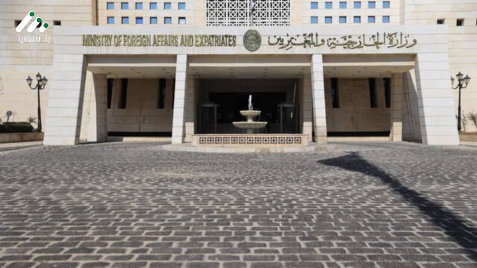 هذه الصورة تخص خبر سوريا تشيد بالدعم الدولي للحكومة الجديدة وتؤكد التزامها بالإصلاح