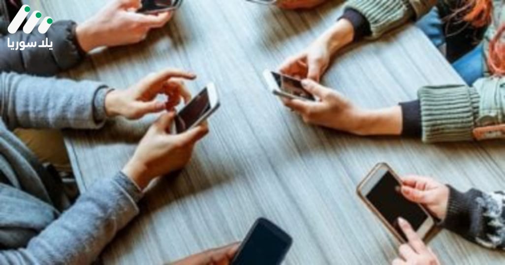 “الإنترنت… بين دفء الأسرة وبرودة الشاشات”