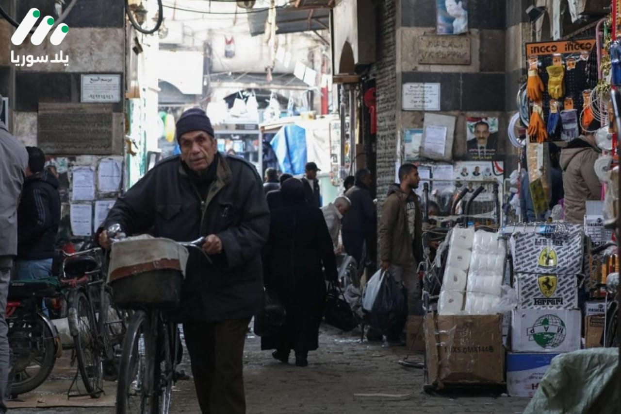 خبراء اقتصاديون: رفع العقوبات عن سوريا يفتح الباب أمام عودة التعاملات الدولية